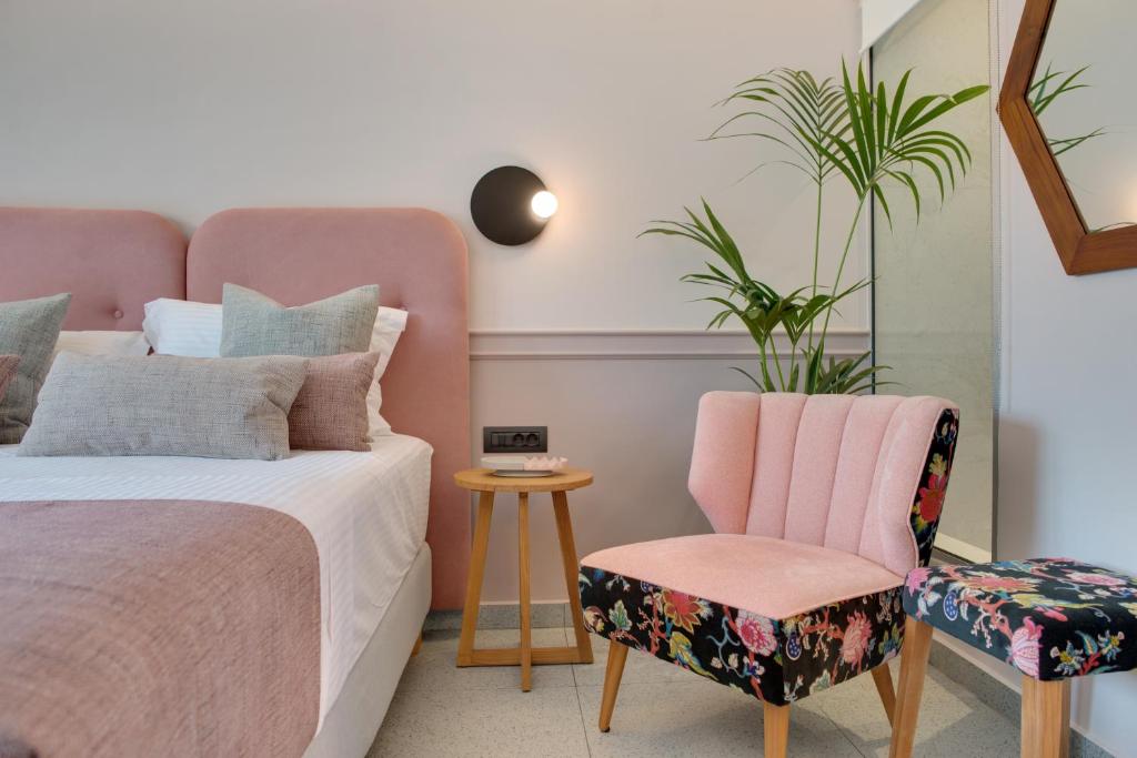 Ένα ή περισσότερα κρεβάτια σε δωμάτιο στο Charisma Boutique Hotel