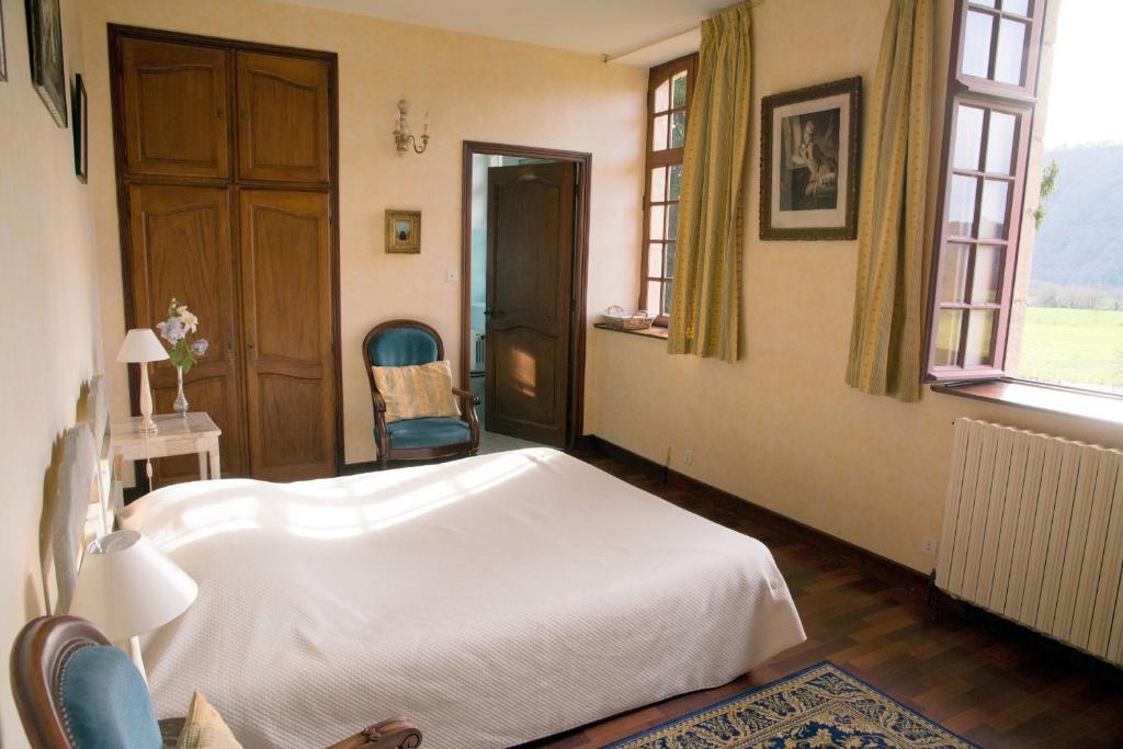 a bedroom with a white bed and a window at Chambres d'hôtes de charme Le Pradel in Monceaux-sur-Dordogne