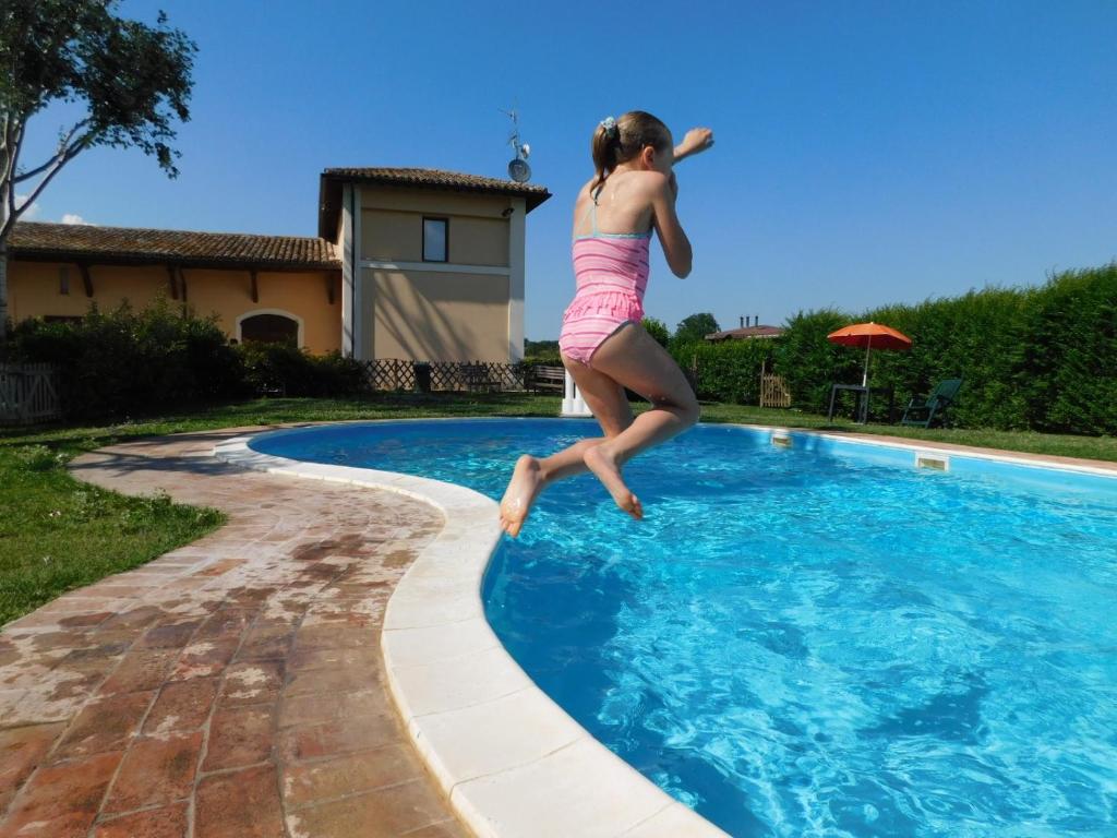 Bazén v ubytování Hotel Villaggio Le Stelline nebo v jeho okolí