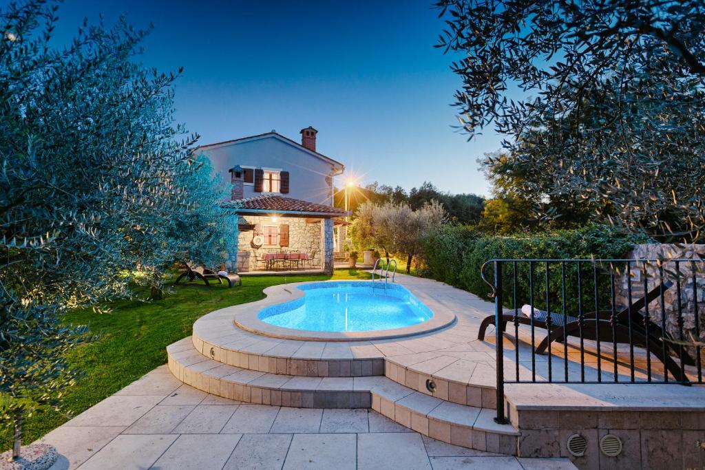 a backyard with a swimming pool and a house at Haus Albino in Kršan
