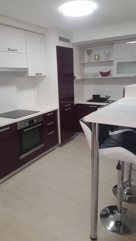 Kuchyňa alebo kuchynka v ubytovaní Orhidea Szuterén Apartman