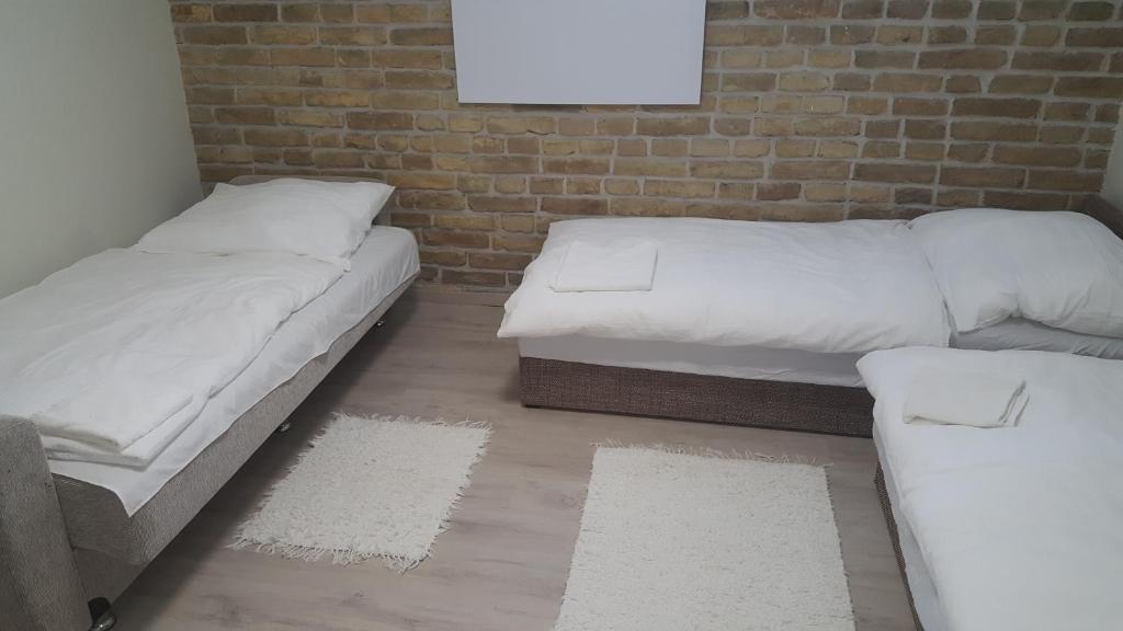 Posteľ alebo postele v izbe v ubytovaní Orhidea Szuterén Apartman
