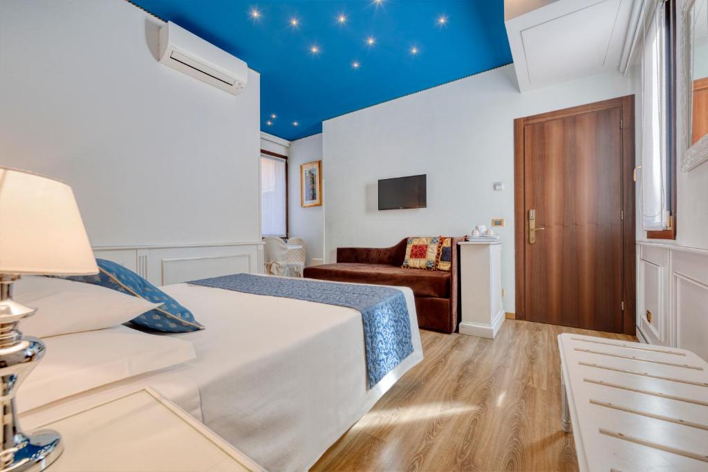 ヴェネツィアにあるホテル アル ピアーヴェのベッドルーム(ベッド1台、ソファ付)