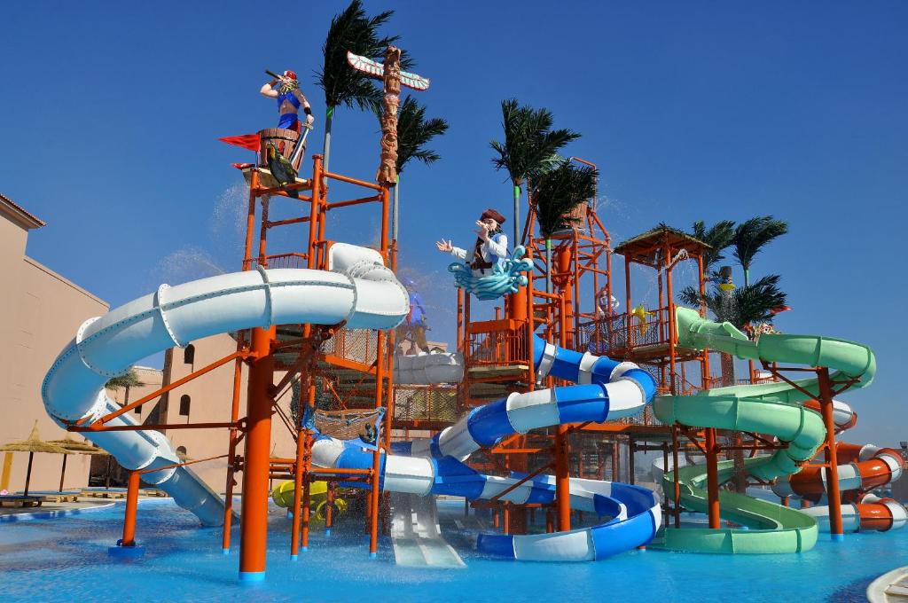 Bazén v ubytování Pickalbatros Aqua Blu Resort - Hurghada nebo v jeho okolí