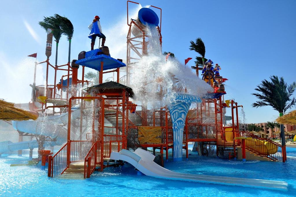 Bazén v ubytování Pickalbatros Aqua Blu Resort - Hurghada nebo v jeho okolí