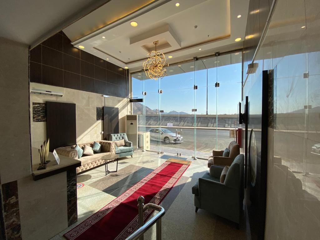 a living room with a couch and a chandelier at هبي نيس للوحدات السكنية in Al Madinah