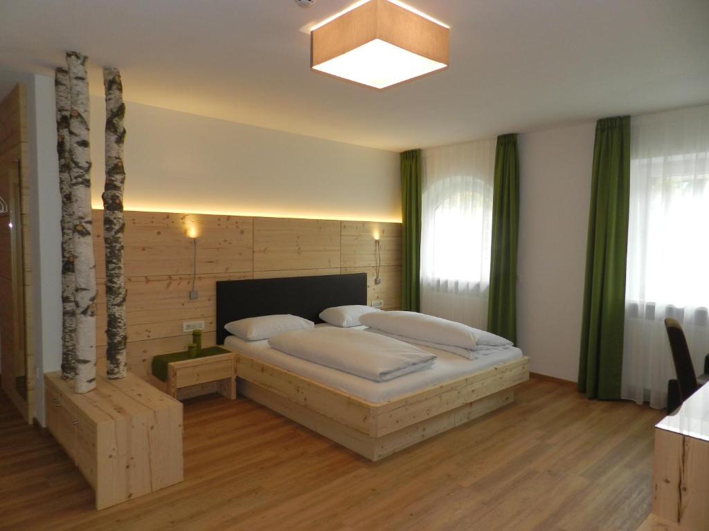 Postel nebo postele na pokoji v ubytování Garni Hotel Mezdi