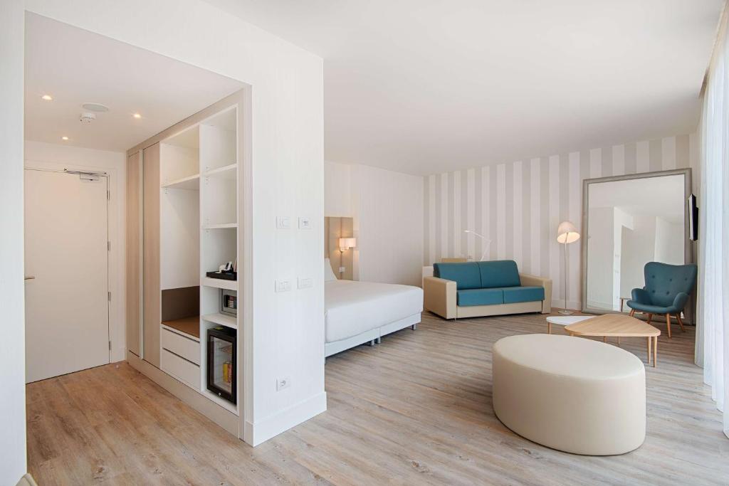 A bed or beds in a room at NH Trento