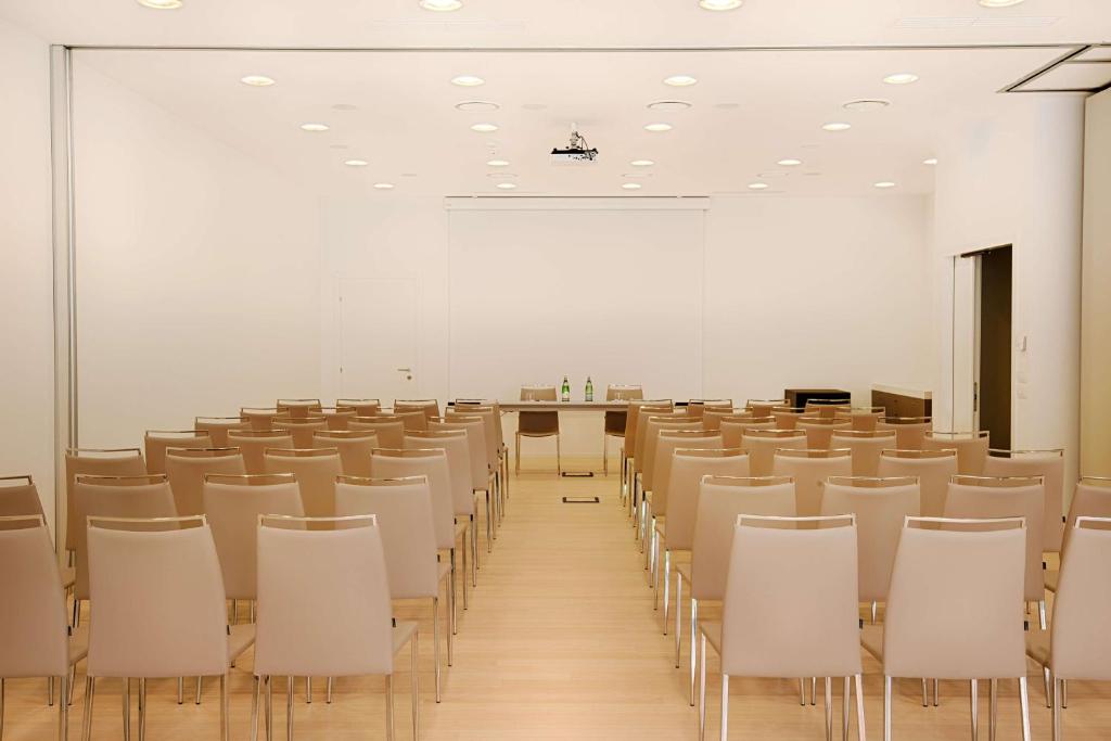 The business area and/or conference room at NH Trento