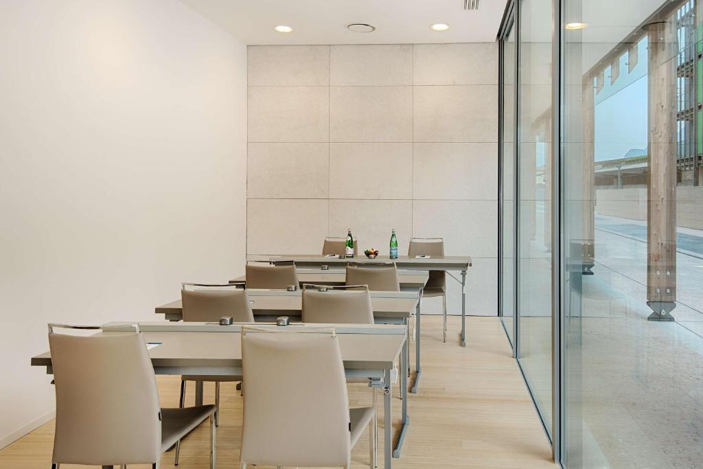 A restaurant or other place to eat at NH Trento
