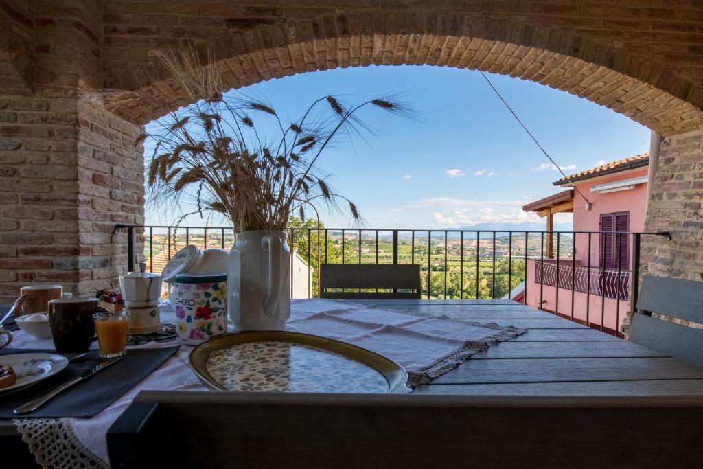 een tafel met uitzicht op de oceaan vanaf een balkon bij Borgo Case Lucidi relax in Torano Nuovo