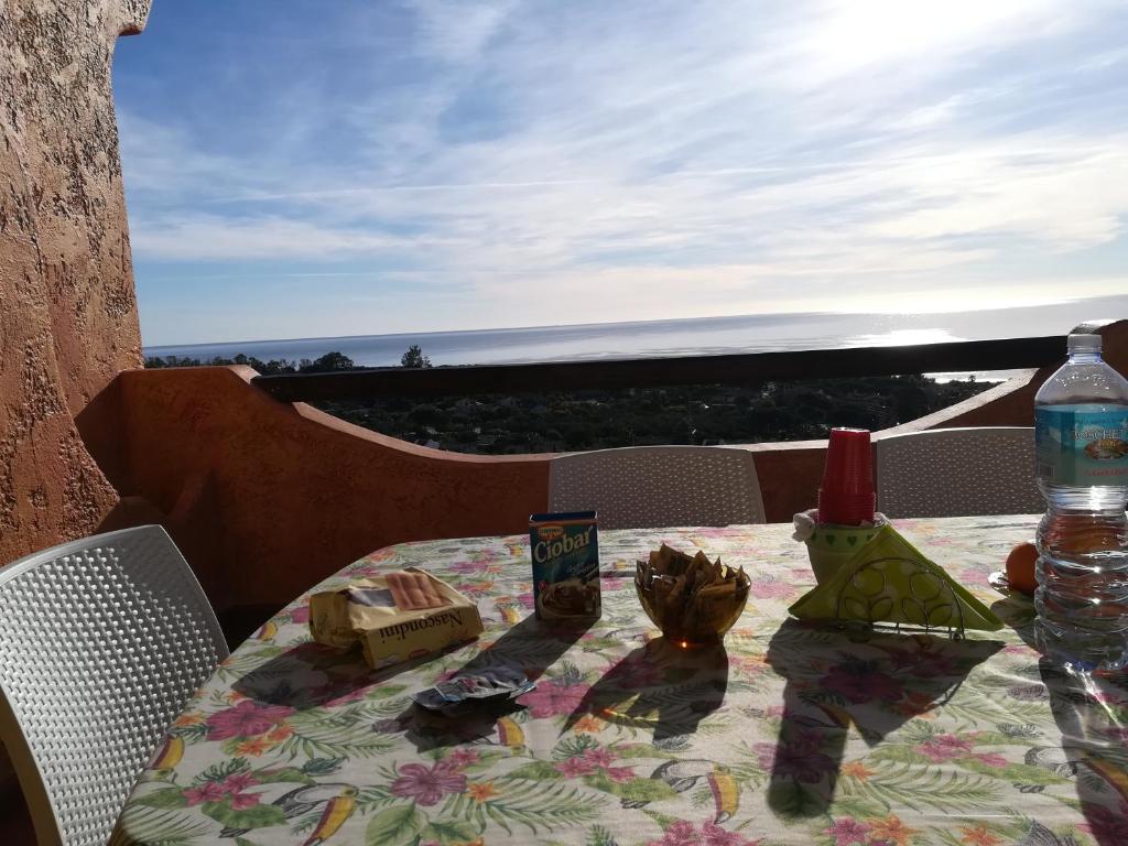 コスタ・レイにあるPanoramicissimaのテーブル(食べ物付)とボトル入り飲料水