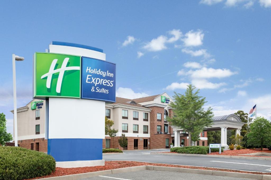 a sign for the houstonouston experts and services hospital at Holiday Inn Express Hotel & Suites Tappahannock, an IHG Hotel in Tappahannock