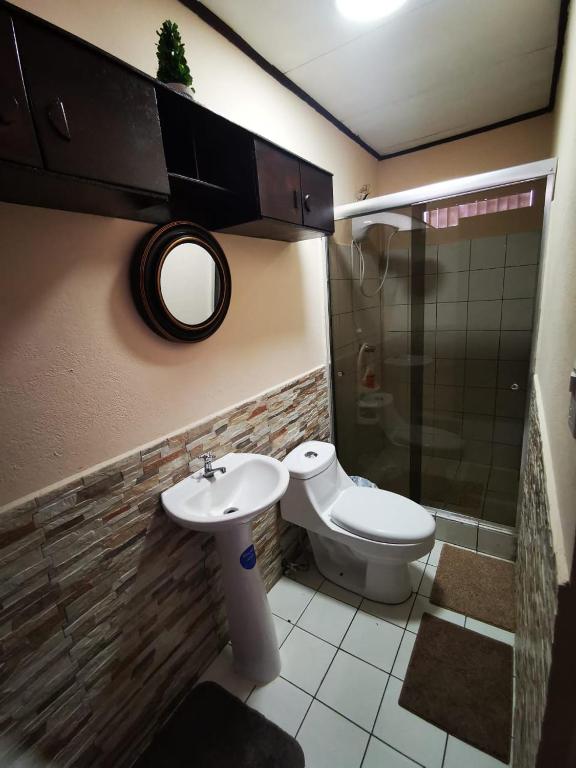 Koupelna v ubytování Toucan Hostel