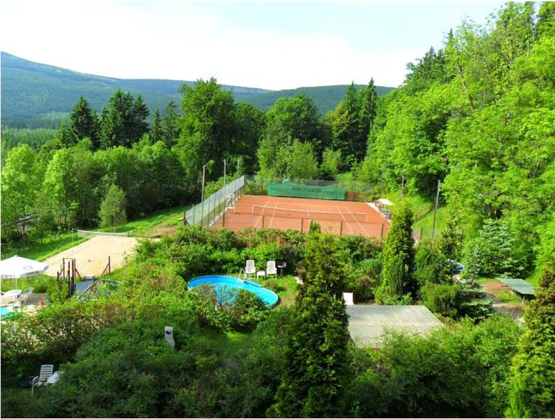 an overhead view of a tennis court and a tennis court at Willa Biała Dolina in Szklarska Poręba