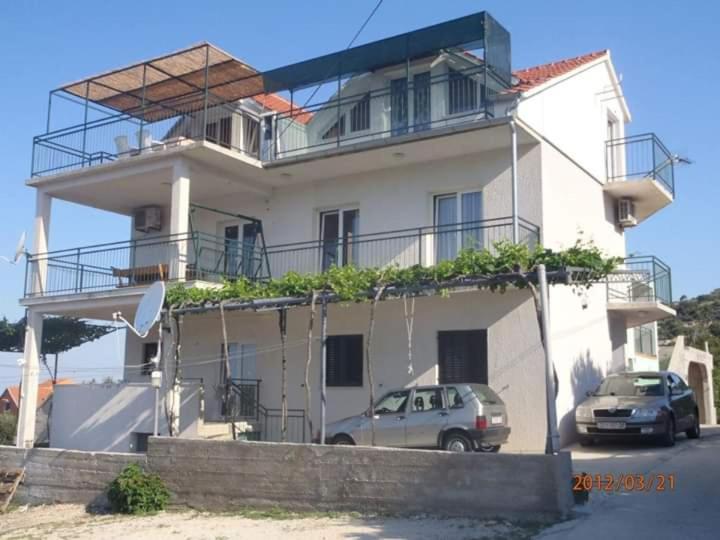 a house with a car parked in front of it at Denis Bolanča in Primošten
