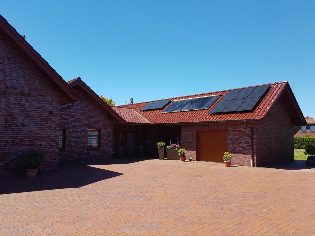 un edificio con paneles solares en el techo en ferienwohnung mertens, en Westerstede