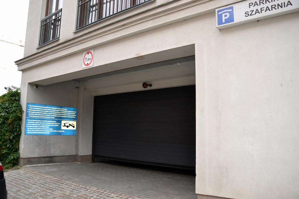 Fotografia z galérie ubytovania Apartamenty Centrum nad Motławą z widokiem na patio z balkonem v destinácii Gdansk