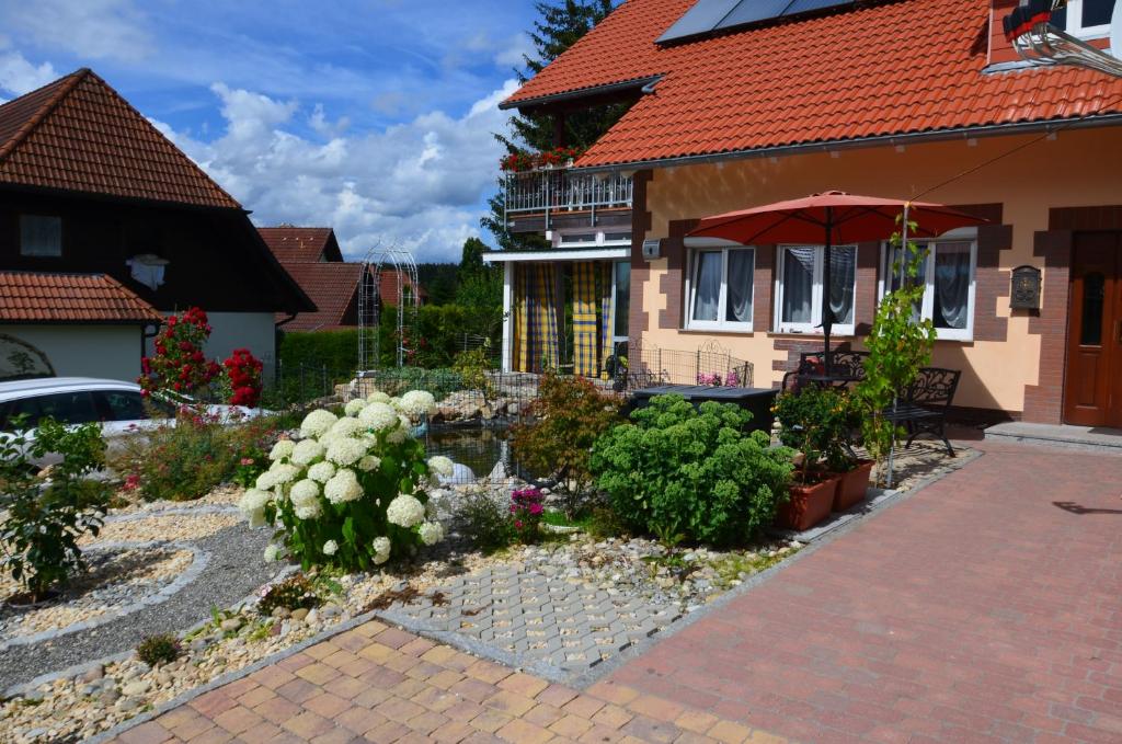 a garden in front of a house with an umbrella at Apartment Malsam in Unterbränd