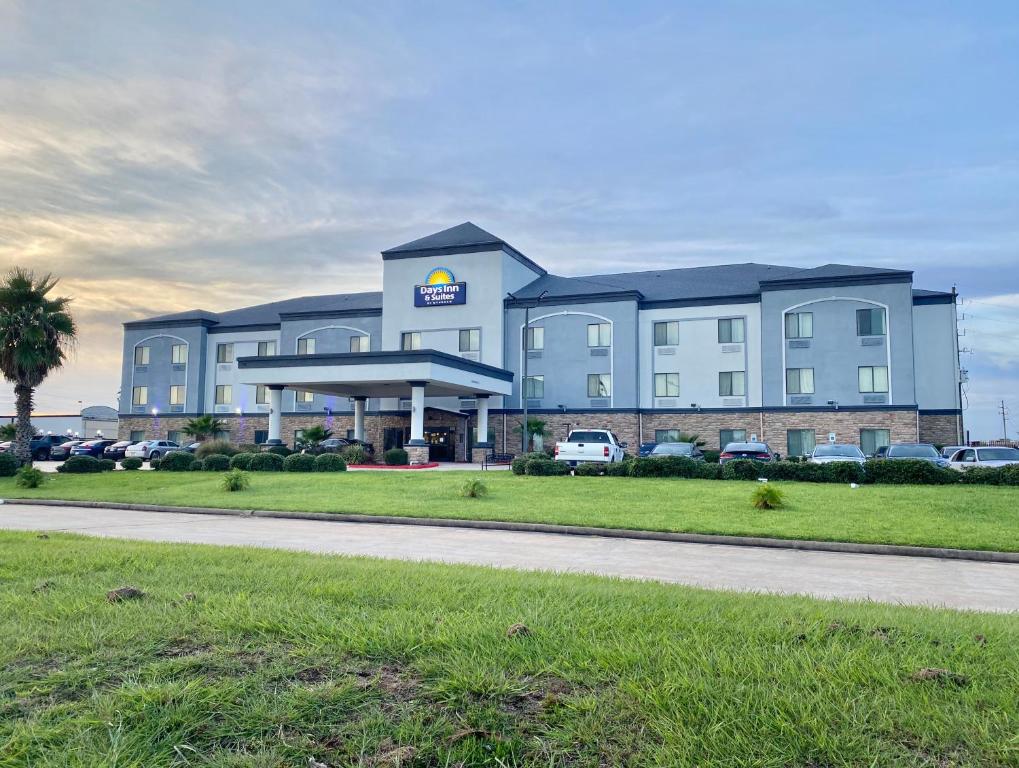 hotel ze stacją benzynową przed drogą w obiekcie Days Inn & Suites by Wyndham Houston / West Energy Corridor w mieście Houston