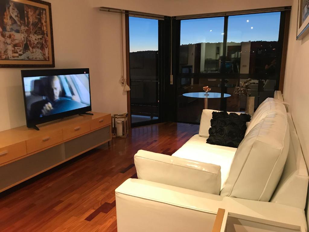 Una televisión o centro de entretenimiento en Descanso Termal