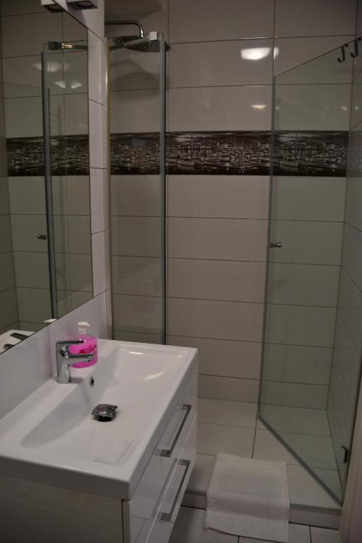 Kúpeľňa v ubytovaní Apartamenty Centrum nad Motławą z widokiem na patio z balkonem