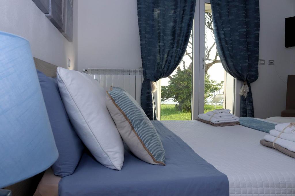 En eller flere senger på et rom på Sunset House