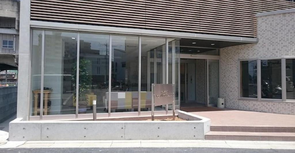 un bâtiment doté de fenêtres en verre sur son côté dans l'établissement Kumagaya - Hotel - Vacation STAY 88851, à Kumagaya