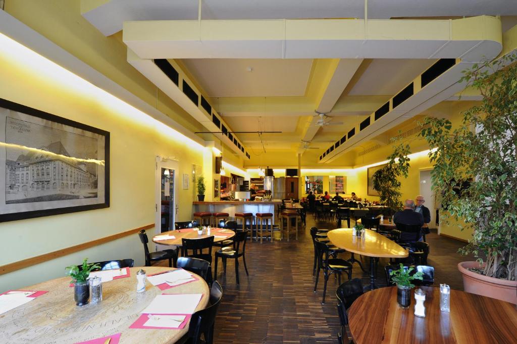Un restaurante u otro lugar para comer en Hotel National Bern