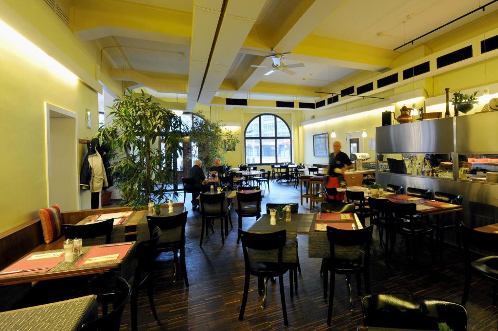 Un restaurante u otro lugar para comer en Hotel National Bern