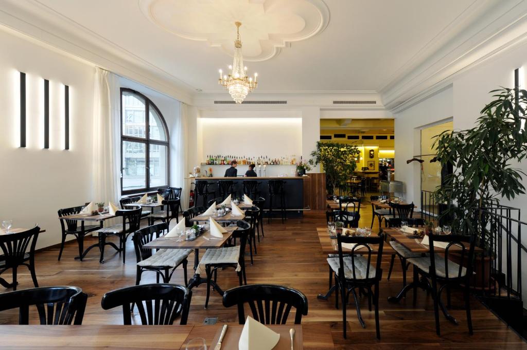 Un restaurante u otro lugar para comer en Hotel National Bern