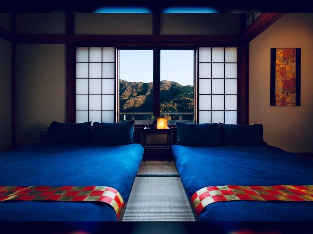 箱根町にあるTaisho Motor Wir zen - Vacation STAY 88575の窓付きのドミトリールームの青いベッド2台