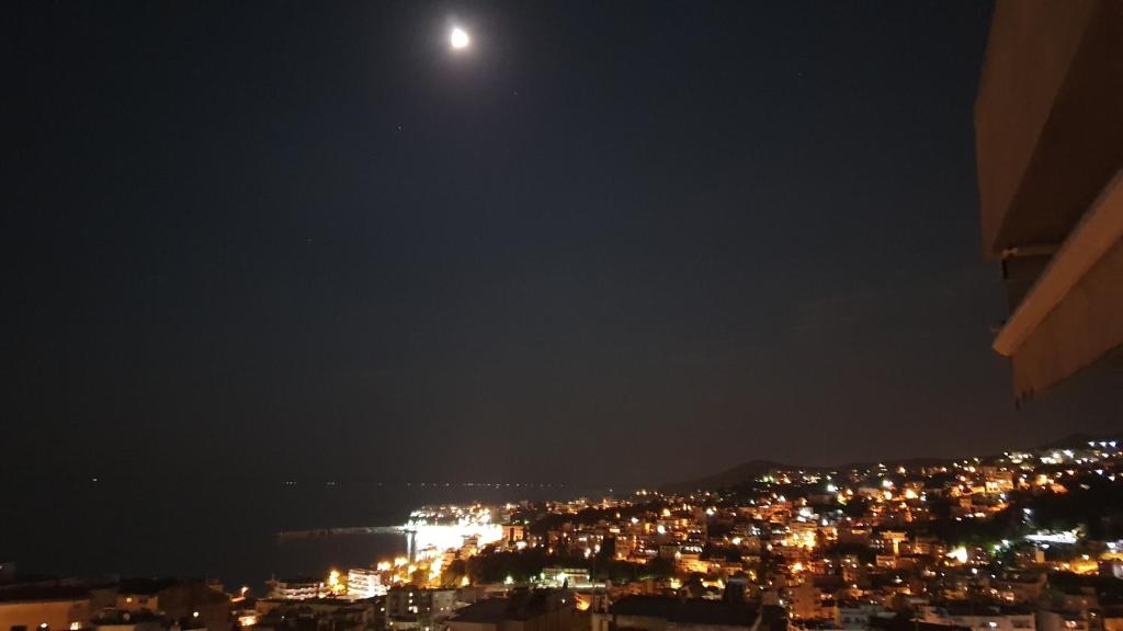 Výhľad na mesto Kavala alebo výhľad na mesto priamo z apartmánu
