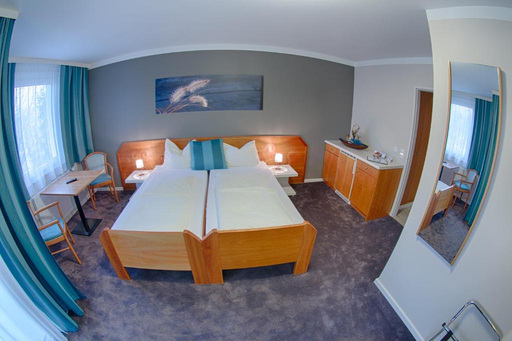 Postel nebo postele na pokoji v ubytování Frühstückshotel Waldbauer
