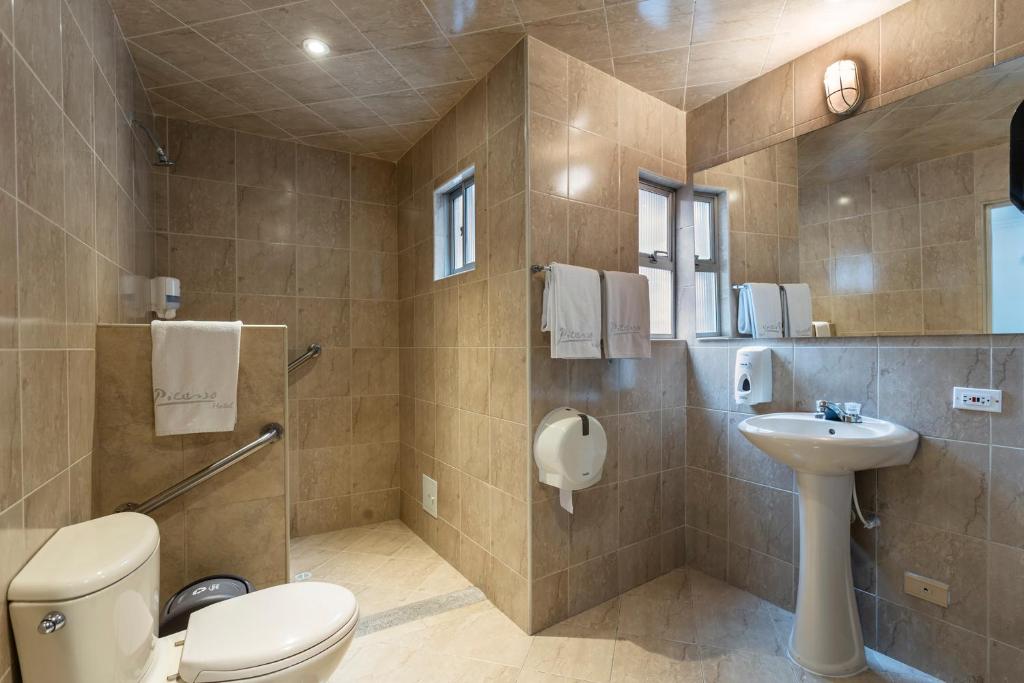 Koupelna v ubytování Hotel Picasso Inn