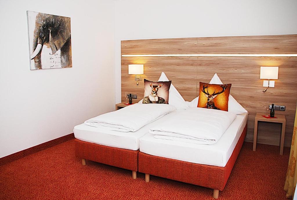 Postel nebo postele na pokoji v ubytování Hotel Isartaler Hof