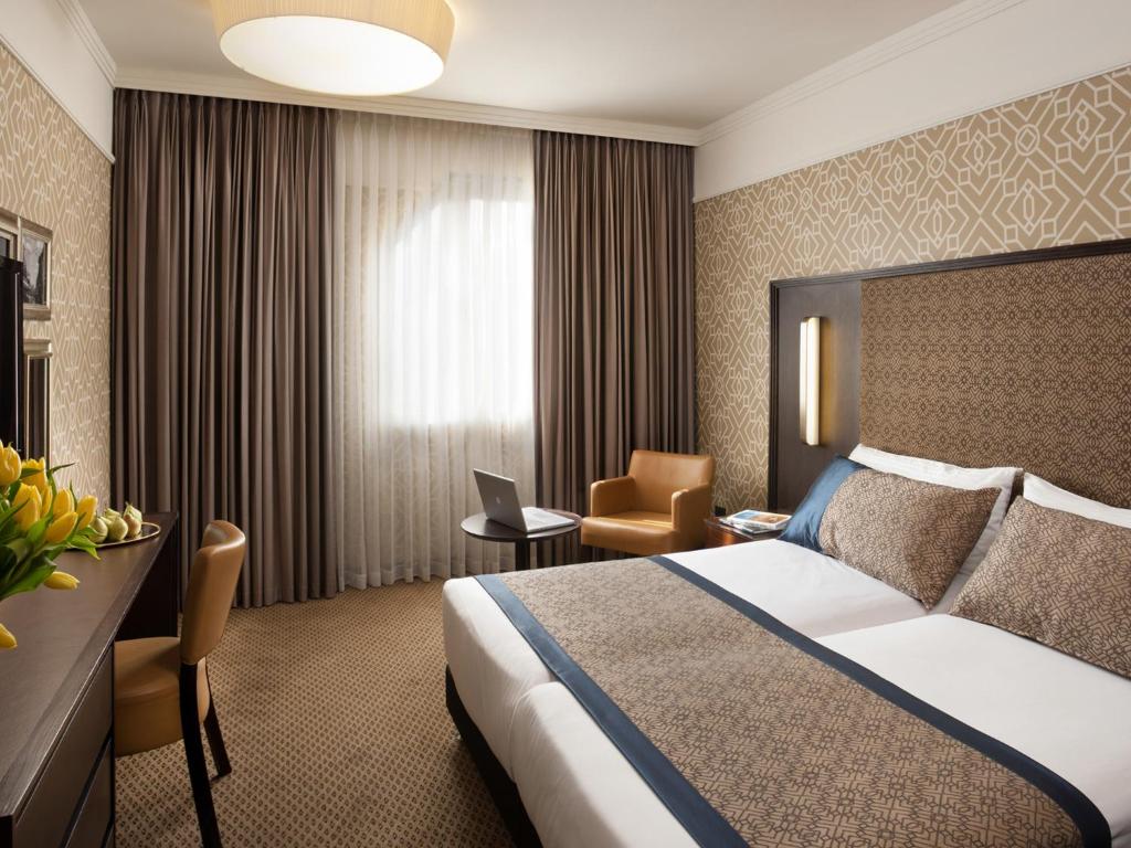 Postel nebo postele na pokoji v ubytování Dan Panorama Jerusalem Hotel