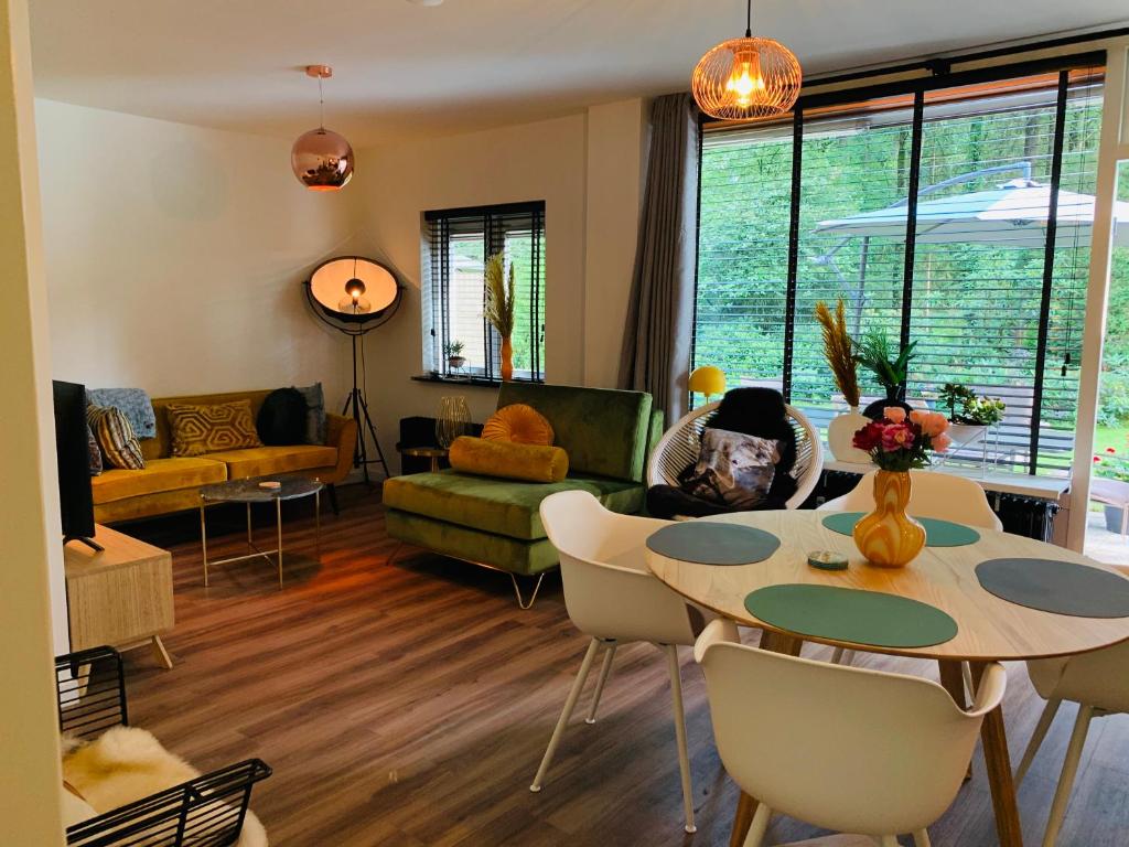 uma sala de estar com mesa e cadeiras em Gouden Hert: relaxen in comfort! #otterlo #hogeveluwe em Otterlo