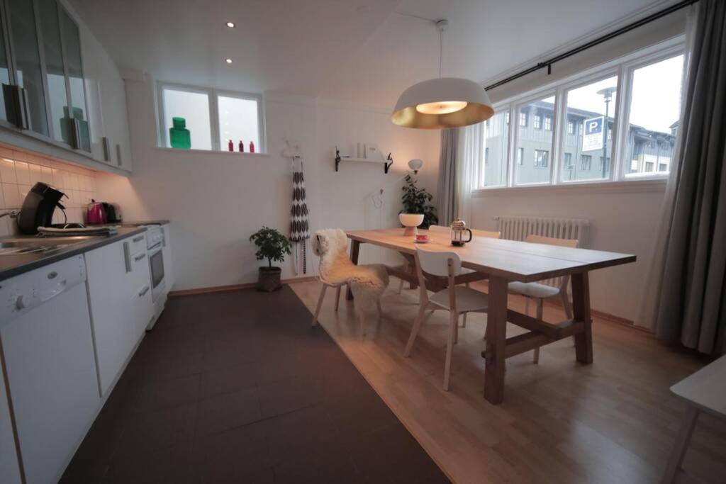 Kuchyň nebo kuchyňský kout v ubytování Modern Perfectly Located Apartment