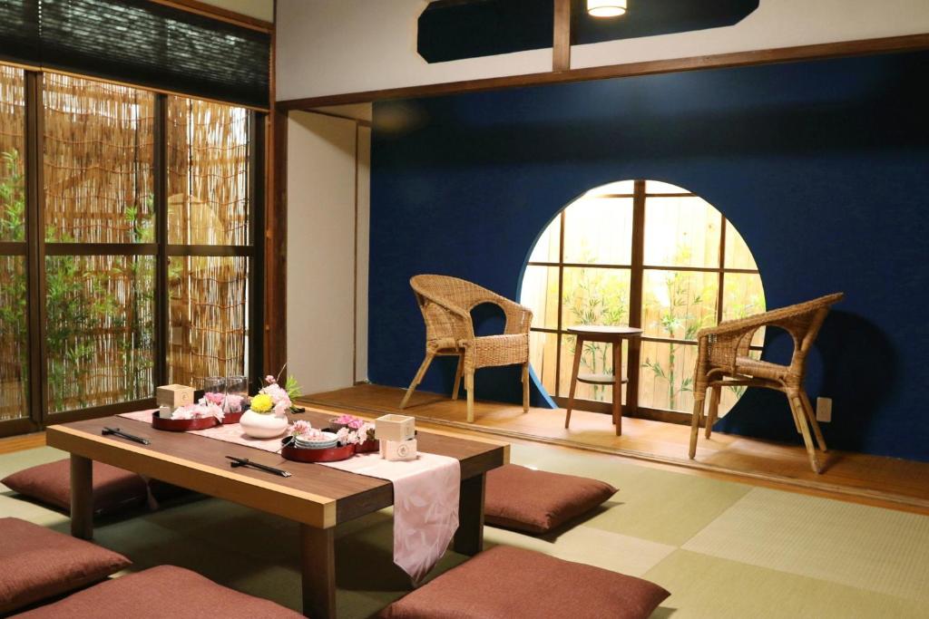 sala de estar con mesa, sillas y ventana en Osaka - House - Vacation STAY 8296, en Osaka