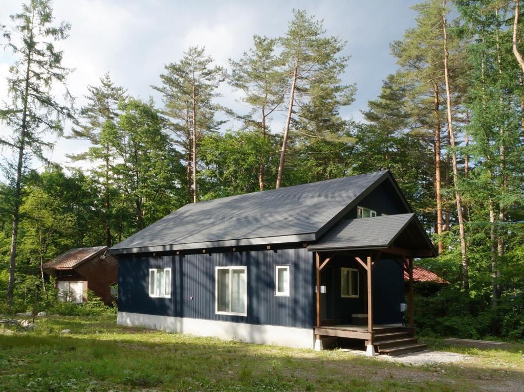 een zwart-wit tiny house in the woods bij Hakuba Shiro Usagi - Vacation STAY 87281 in Hakuba