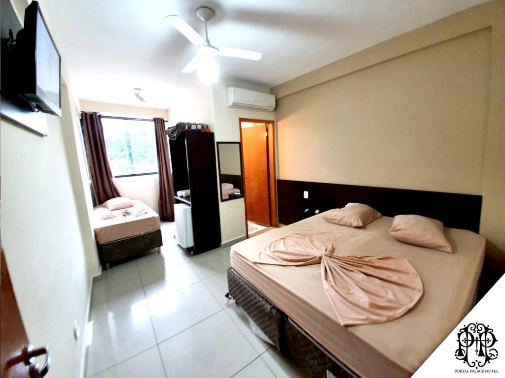 Cama ou camas em um quarto em Portal Palace Hotel