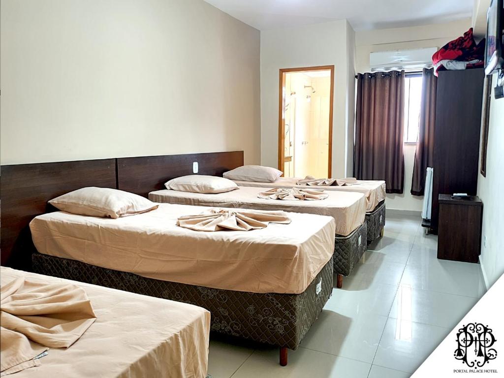 Ένα ή περισσότερα κρεβάτια σε δωμάτιο στο Portal Palace Hotel