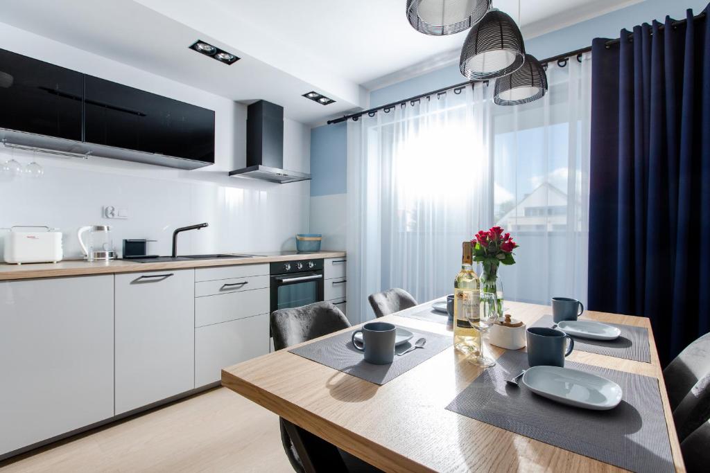Kuchyňa alebo kuchynka v ubytovaní Apartament SŁONECZNY 7 Dziwnów Gardenia z widokiem na morze EPapartamenty
