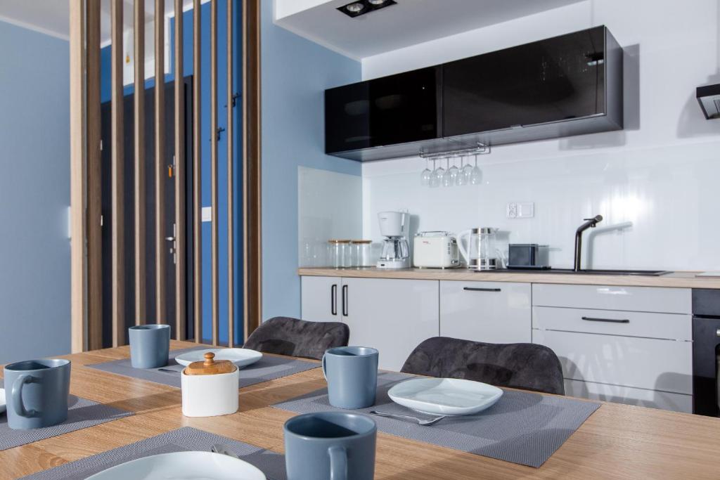 Kuchyňa alebo kuchynka v ubytovaní Apartament SŁONECZNY 7 Dziwnów Gardenia z widokiem na morze EPapartamenty