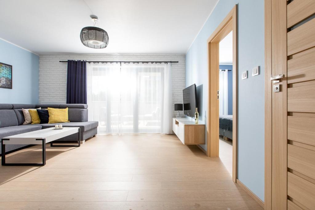 Televízia a/alebo spoločenská miestnosť v ubytovaní Apartament SŁONECZNY 7 Dziwnów Gardenia z widokiem na morze EPapartamenty