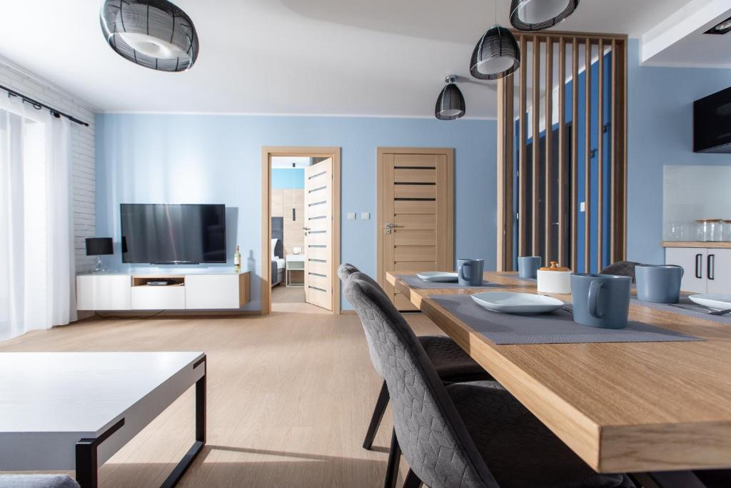 Televízia a/alebo spoločenská miestnosť v ubytovaní Apartament SŁONECZNY 7 Dziwnów Gardenia z widokiem na morze EPapartamenty