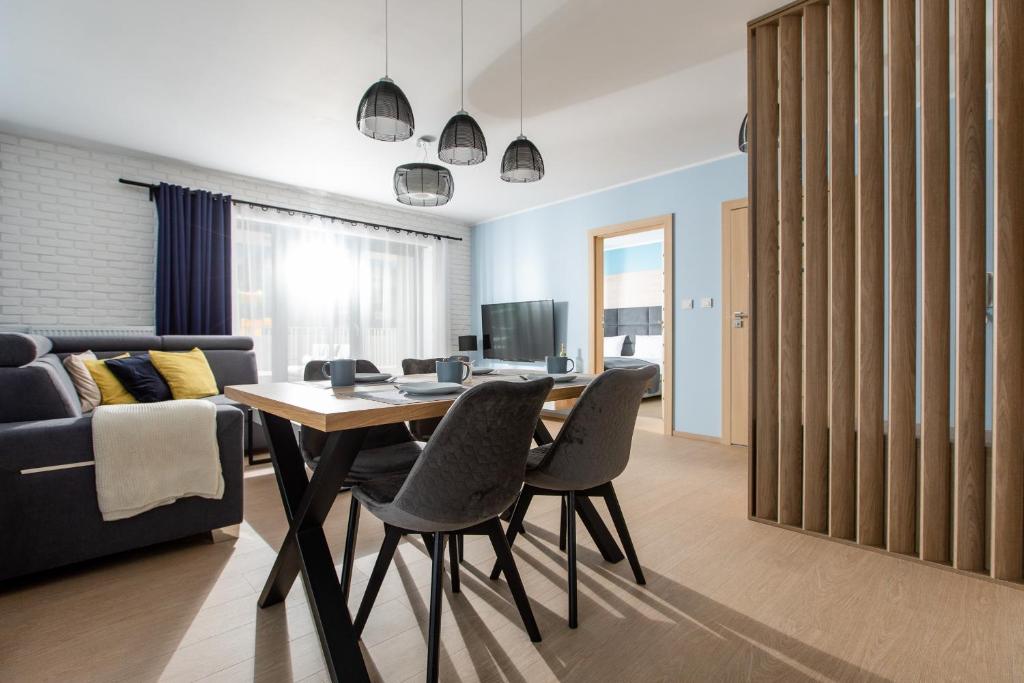 Televízia a/alebo spoločenská miestnosť v ubytovaní Apartament SŁONECZNY 7 Dziwnów Gardenia z widokiem na morze EPapartamenty