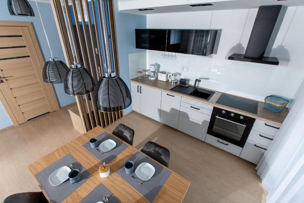 Kuchyňa alebo kuchynka v ubytovaní Apartament SŁONECZNY 7 Dziwnów Gardenia z widokiem na morze EPapartamenty