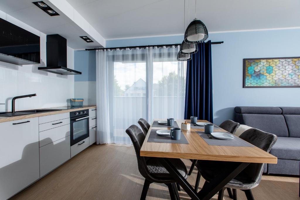 Kuchyňa alebo kuchynka v ubytovaní Apartament SŁONECZNY 7 Dziwnów Gardenia z widokiem na morze EPapartamenty